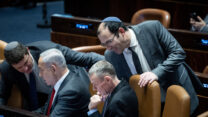 יו"ר ועדת החוקה שמחה רוטמן, שר המשפטים יריב לוין וראש הממשלה בנימין נתניהו במליאת הכנסת (צילום: יונתן זינדל/פלאש 90)
