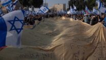 מיצג מגילת העצמאות במהלך המחאה נגד הרפורמה המשפטית שמתכננת הממשלה מול משכן הכנסת בירושלים (צילום: אריק מרמור/ פלאש90)