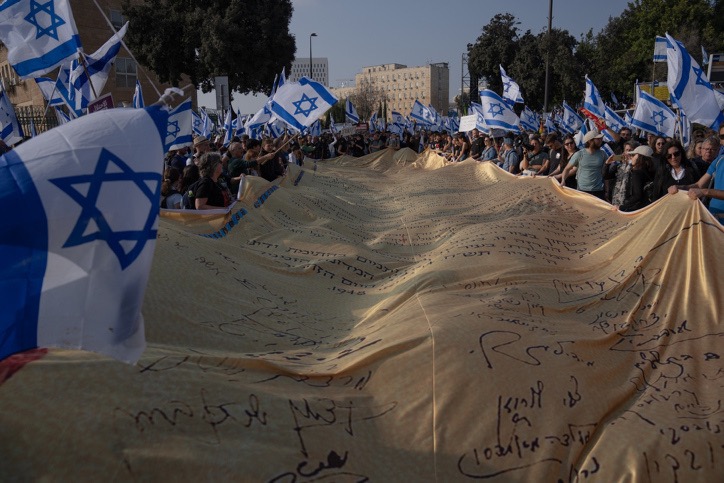 מיצג מגילת העצמאות במהלך המחאה נגד הרפורמה המשפטית שמתכננת הממשלה מול משכן הכנסת בירושלים (צילום: אריק מרמור/ פלאש90)
