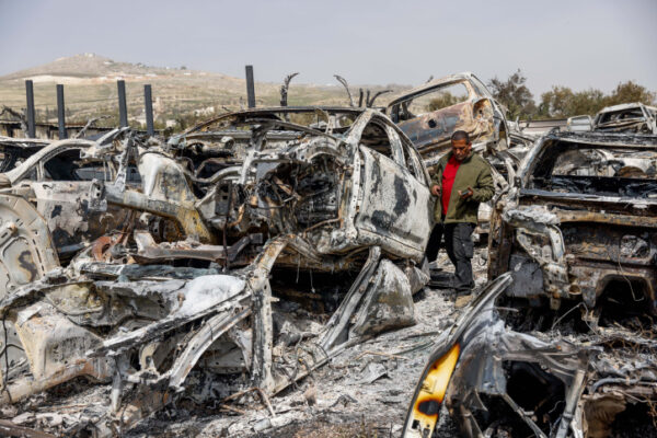 מכוניות שנשרפו על ידי מתנחלים בהפרות סדר בחווארה (צילום: אריק מרמור/פלאש90)