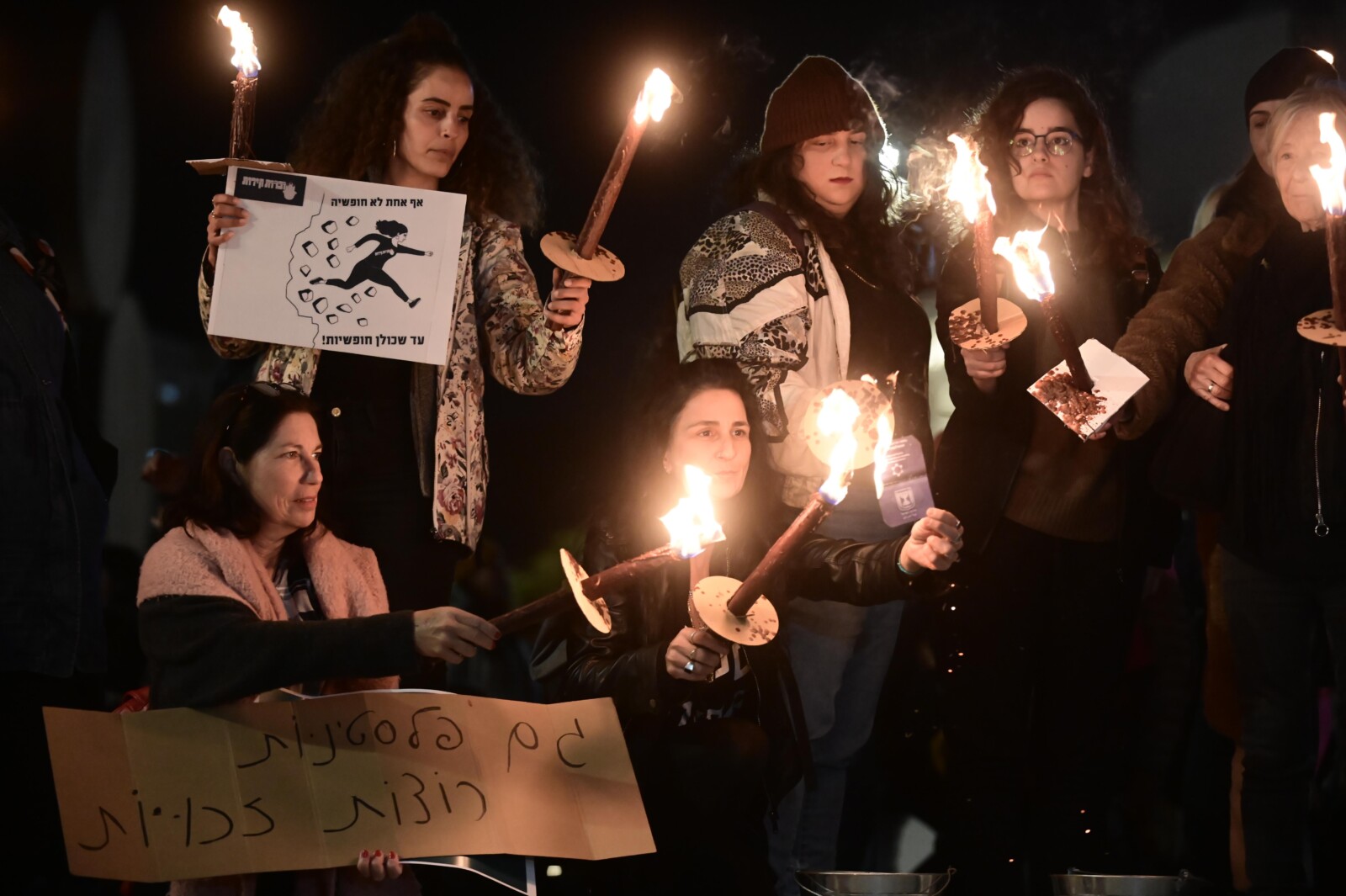 מפגינה שורפת תעודת זהות בהפגנה נגד הרפורמה במערכת המשפט (צילום: תומר ניוברג/פלאש90)