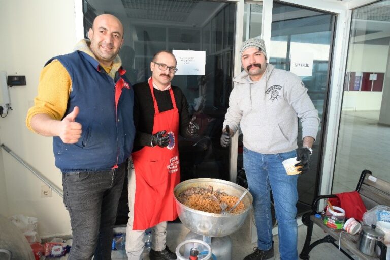 מתנדבים שהגיעו לאוניברסיטת איסקנדרון מבשלים ומגישים מזון לפליטים ולצוותי החילוץ ששוהים במתחם האוניברסיטה (צילום: אוריאל לוי)