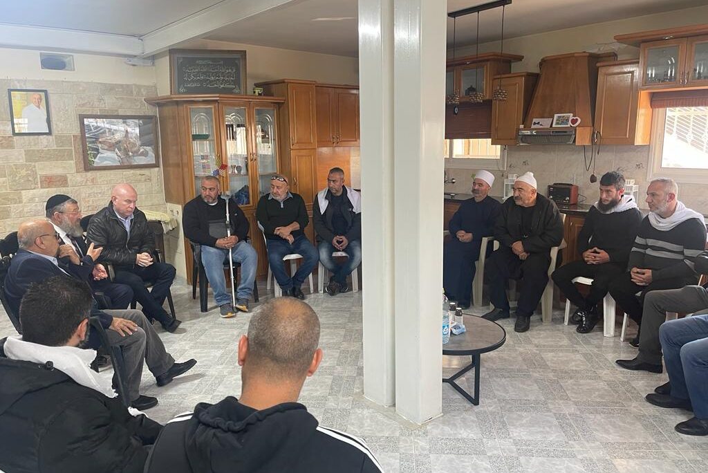 שר העבודה בביקור ניחומים אצל משפחות עובדים שנהרגו בתאונת עבודה (צילום: משרד העבודה) שר העבודה בביקור ניחומים אצל משפחות עובדים שנהרגו בתאונת עבודה (צילום: משרד העבודה)
