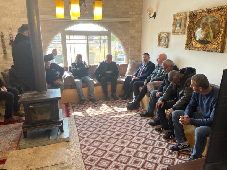 שר העבודה בביקור ניחומים אצל משפחות עובדים שנהרגו בתאונת עבודה (צילום: משרד העבודה)