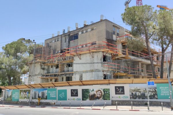 בניין בתהליך התחדשות עירונית בירושלים (צילום: אור גואטה)