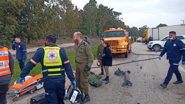 תאונת הדרכים סמוך לבסיס תל נוף בה נהרגו שתי נשים (צילום: דוברות איחוד הצלה)