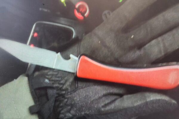 הסכין שנתפסה ברשותו של החשוד בנהריה (צילום: דוברות המשטרה)
