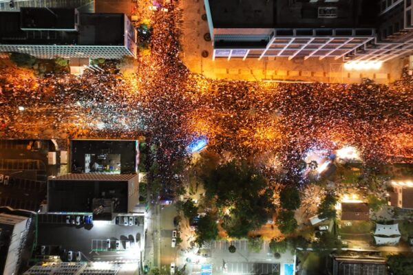 עשרות אלפים בהפגנה בתל אביב (צילום: אור אדר)