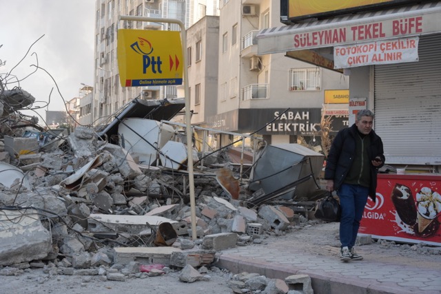 ההריסות בעיר איסקנדרון בטורקיה לאחר רעידת האדמה (צילום: אוריאל לוי)