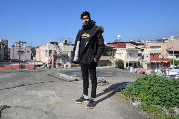 יאסין נסול על הגג שנמלט אליו עם משפחתו ברעידת האדמה (צילום: אוריאל לוי)