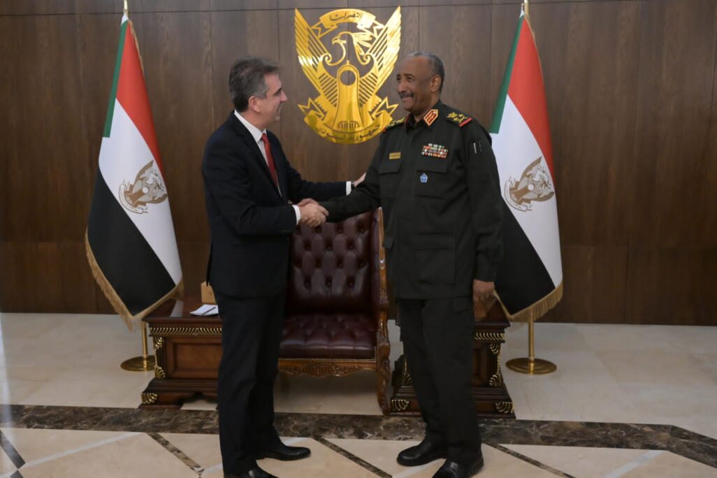 שר החוץ אלי כהן ונשיא מועצת המעבר הסודאנית, הגנרל עבד אל-פתח אל בורהאן (צילום: שלומי אמסלם)
