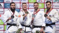 פיטר פלצ'יק (שני מימין) עם מדליית הארד בגרנד סלאם פריז (צילום: איגוד הג'ודו בישראל)