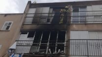 שריפה בדירה בגדרה בה נספה גבר בן 60 (צילום: כבאות והצלה)