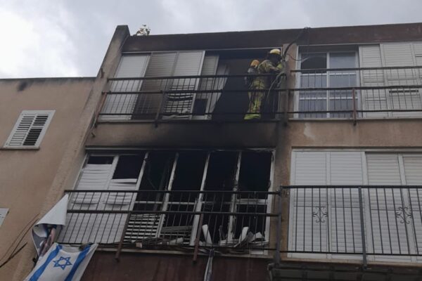 שריפה בדירה בגדרה בה נספה גבר בן 60 (צילום: כבאות והצלה)
