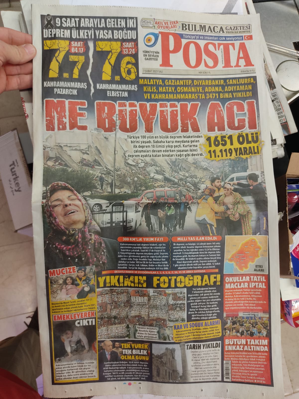 העמוד הראשון בעיתון יומי בטורקיה (צילום: אוריאל לוי)