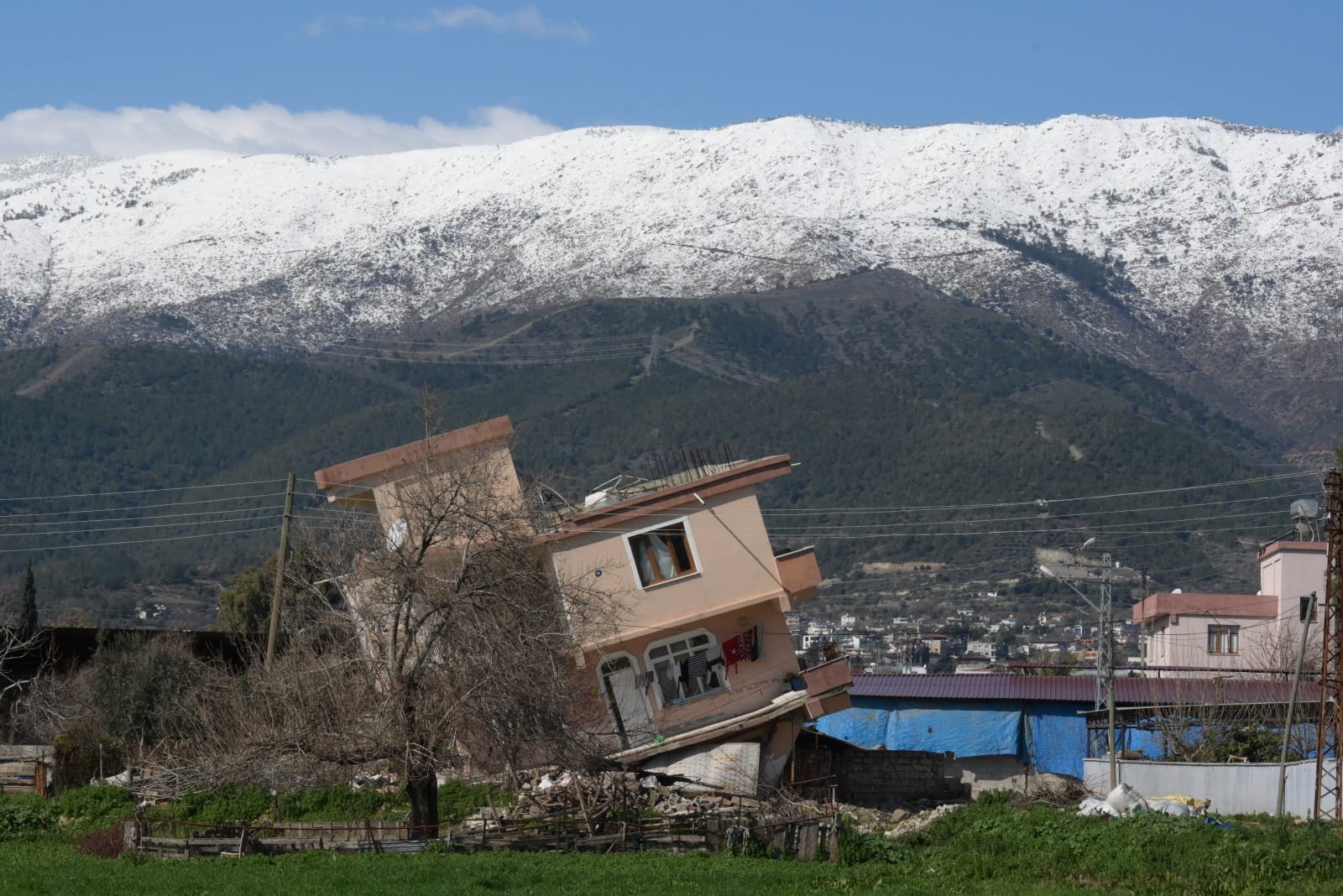 בית פרטי שקרס בכביש המוביל לדרום מזרח טורקיה. ברקע הרי נורי המושלגים. (צילום: אוריאל לוי)