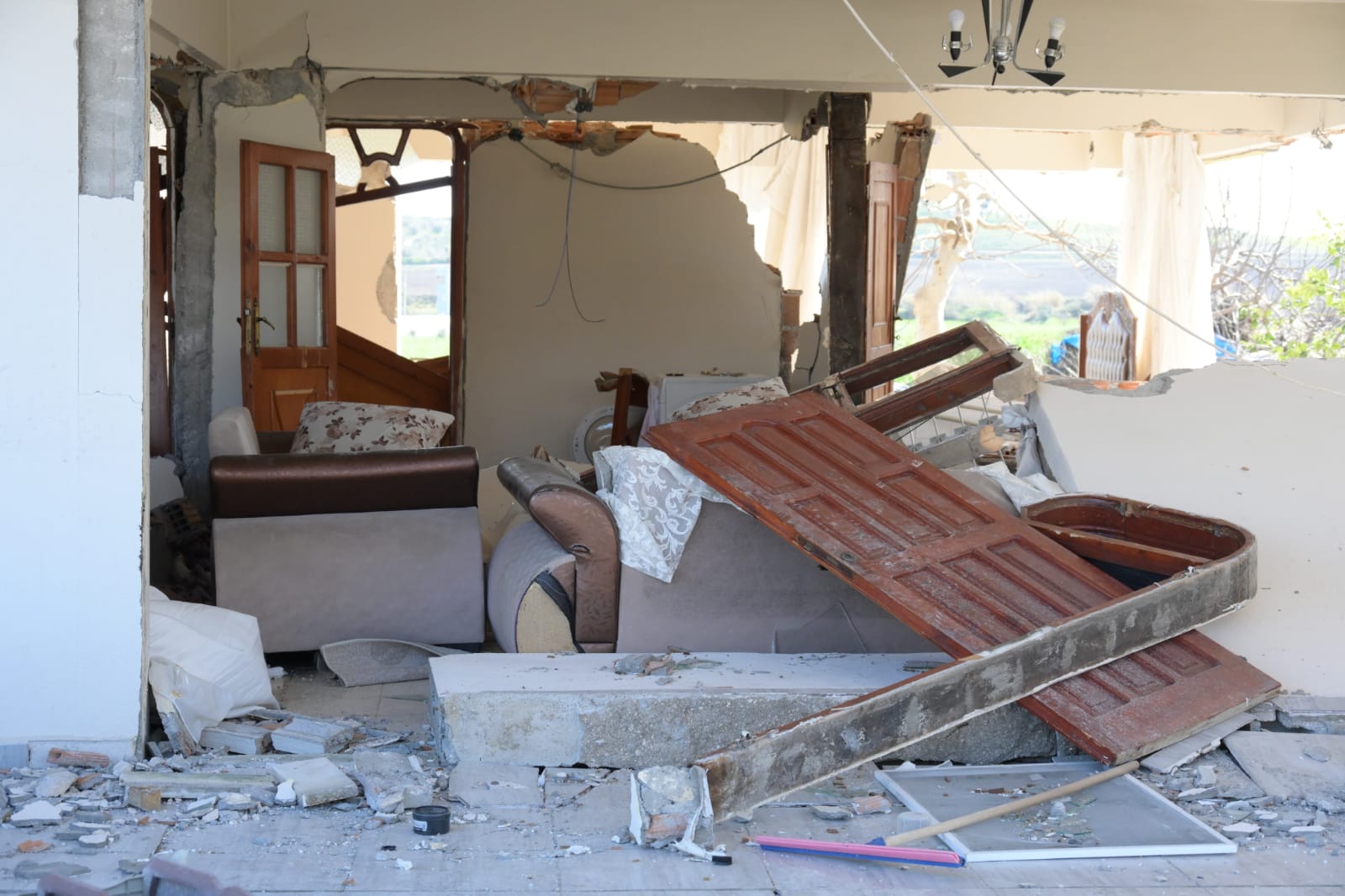 ביתם של משפחת טאמבלגלו בפאתי אנטקיה. &quot;הכל נהרס&quot;, אדיל מקונן על ביתו (צילום: אוריאל לוי)