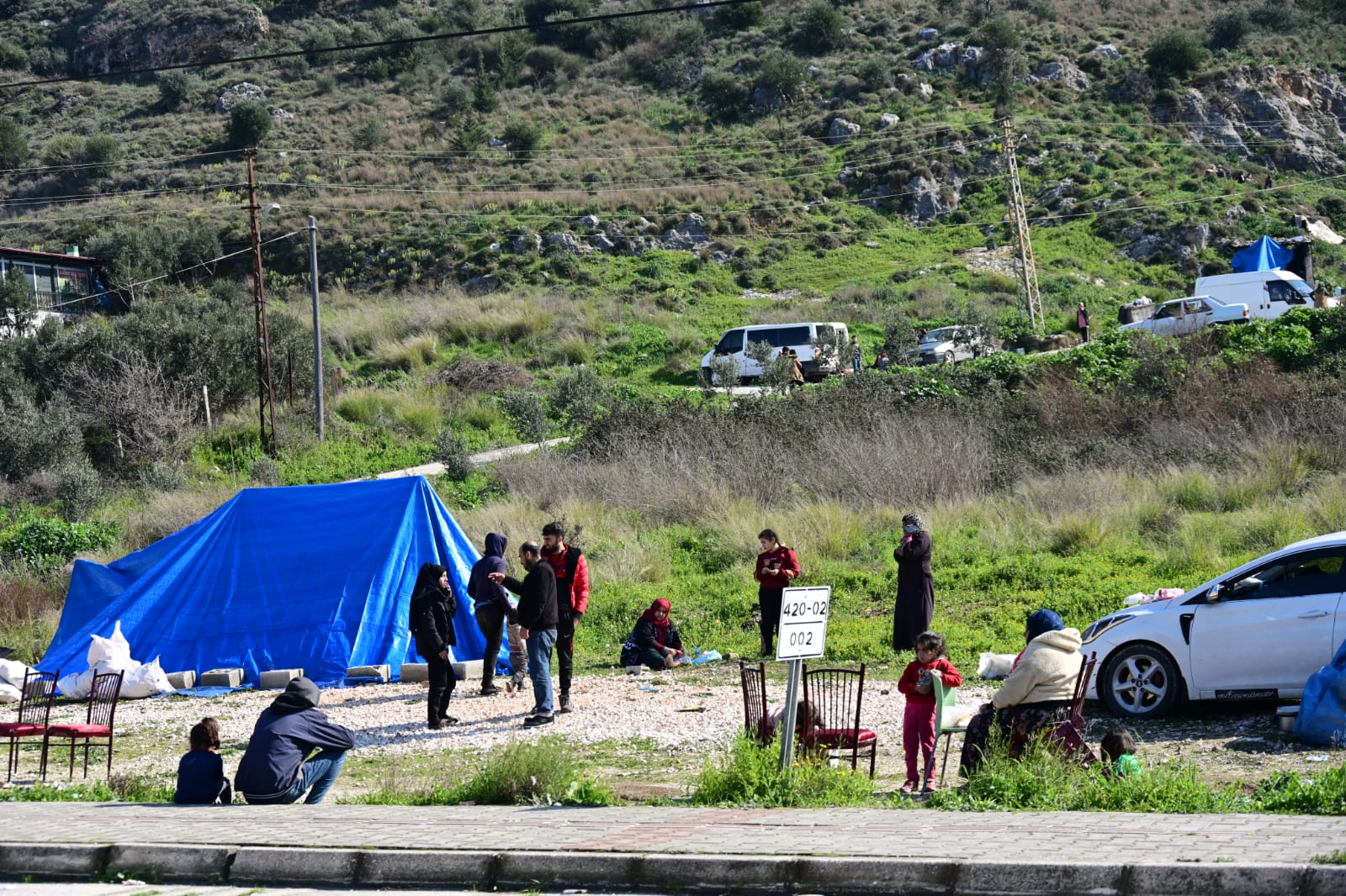 מתחמי אוהלים מאולתרים למשפחות שאיבדו את ביתם. הילדים משחקים כדורגל או יושבים סביב מדורה. (צילום: אוריאל לוי)