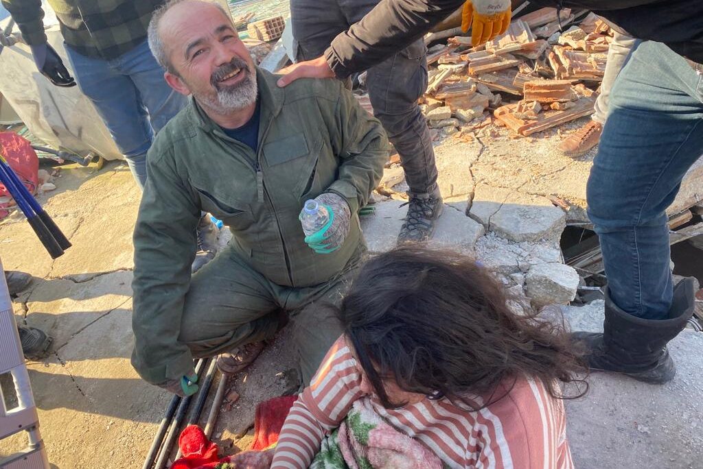איסמאיל דינסל לאחר חילוץ הנערה מהריסות בניין באנטקיה (צילום: פדרציילת המערנים הטורקים)