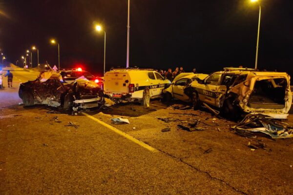 זירת התאונה בכביש 1 (צילום: דוברות המשטרה)