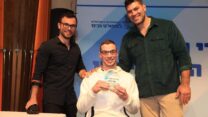 עמי דדאון (במרכז) זוכה בתואר ספורטאי השנה של הוועד הפראלימפי (צילום: נדב הולצמן)
