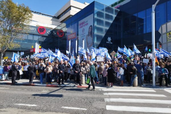 הפגנה במרכז חורב בחיפה במחאה על הרפורמה במערכת המשפט (צילום: קרן שגי)