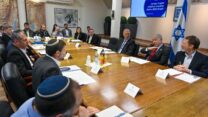 ראש הממשלה בנימין נתניהו (שני מימין) ושר האוצר בצלאל סמוטריץ' (שני משמאל) בדיון הכנה לתקציב המדינה לשנים 2023-2024, בקריה בתל אביב (צילום: קובי גדעון / לע"מ)