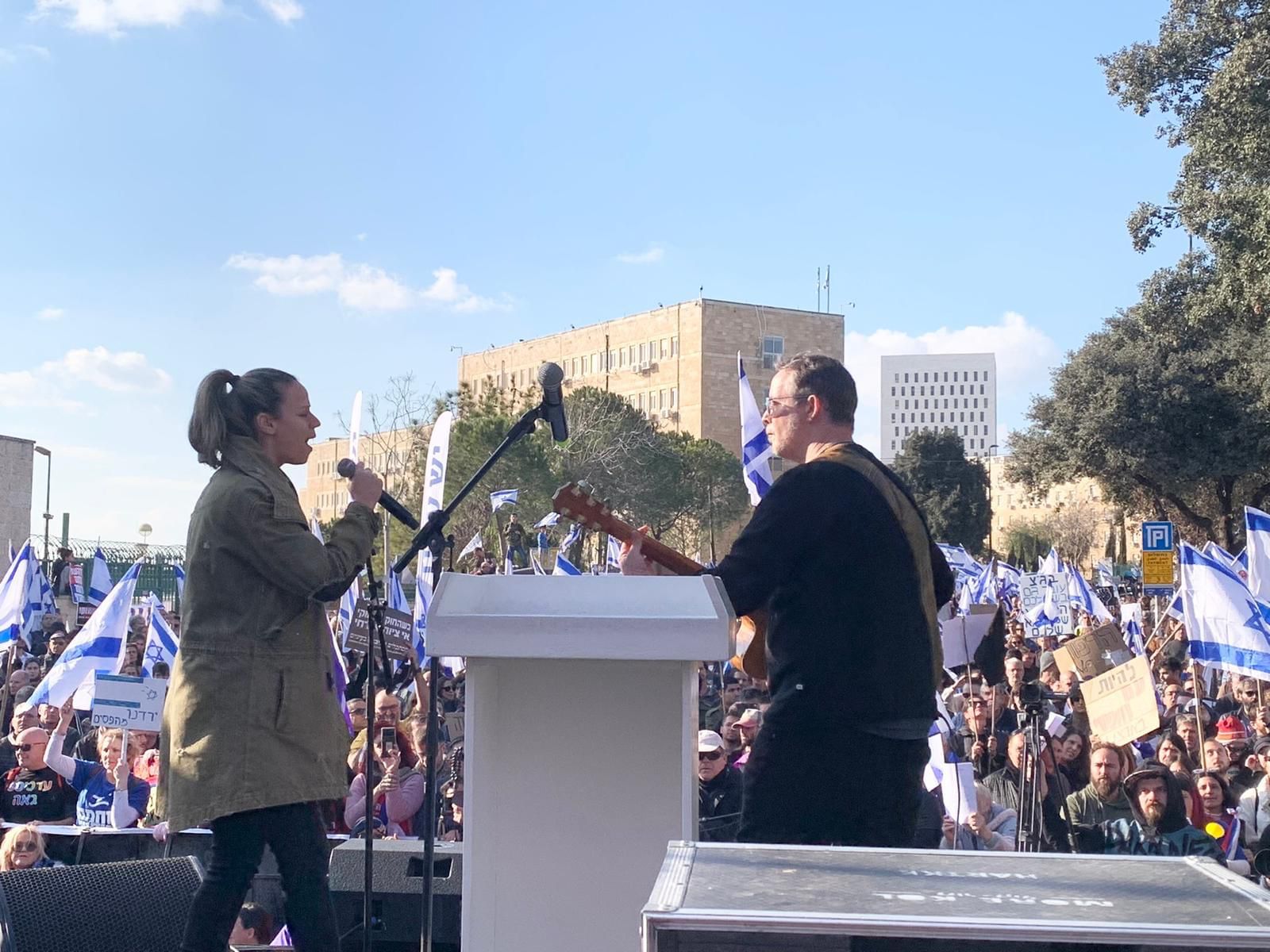רונה קינן וערן וייץ מופיעים בהפגנה נגד הרפורמה במערכת המשפט בירושלים (צילום: ספי אפרתי, מתוך הרשת החברתית)