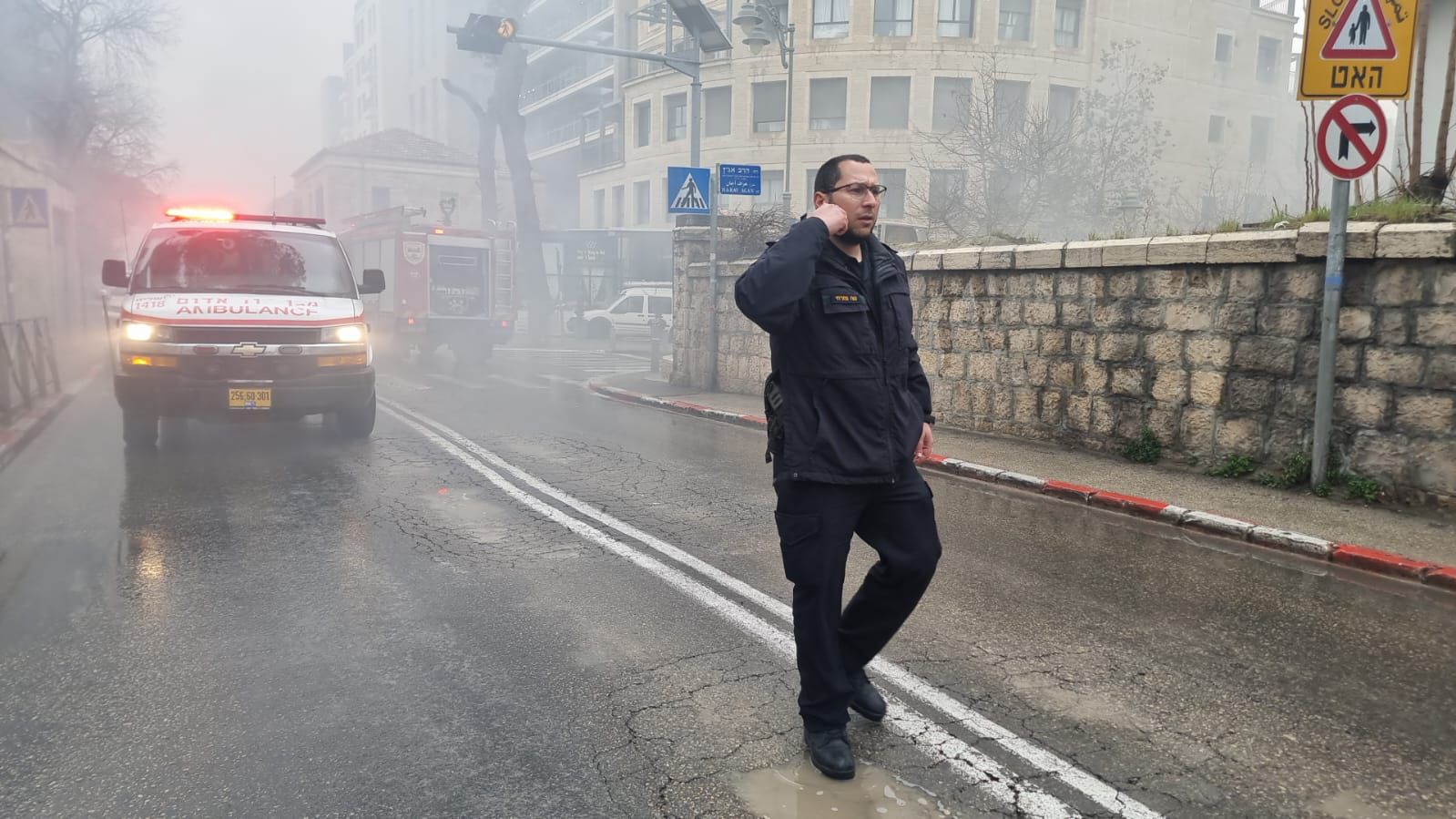 הרחוב הסמוך לשריפה אפוף עשן (צילום: כיבוי והצלה)