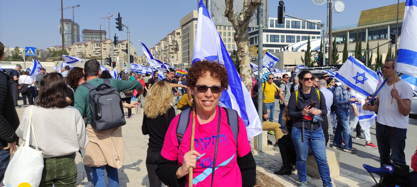 דינה שולמן, מפגינה מול משכן הכנסת, במחאה על הרפורמה במערכת המשפט (צילום: ניצן צבי כהן)