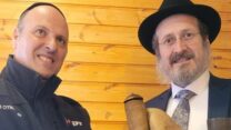 המגילות ששרדו את רעידת האדמה בטורקיה נמסרות לידי הרב מנדי חיטריק רב הקהילה באיסטנבול (צילום: זק"א)