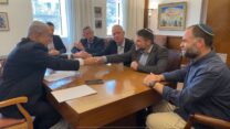 ראש הממשלה בנימין נתניהו, שר הביטחון יואב גלנט ושר האוצר בצלאל סמוטריץ' חותמים על מסמך ההבנות