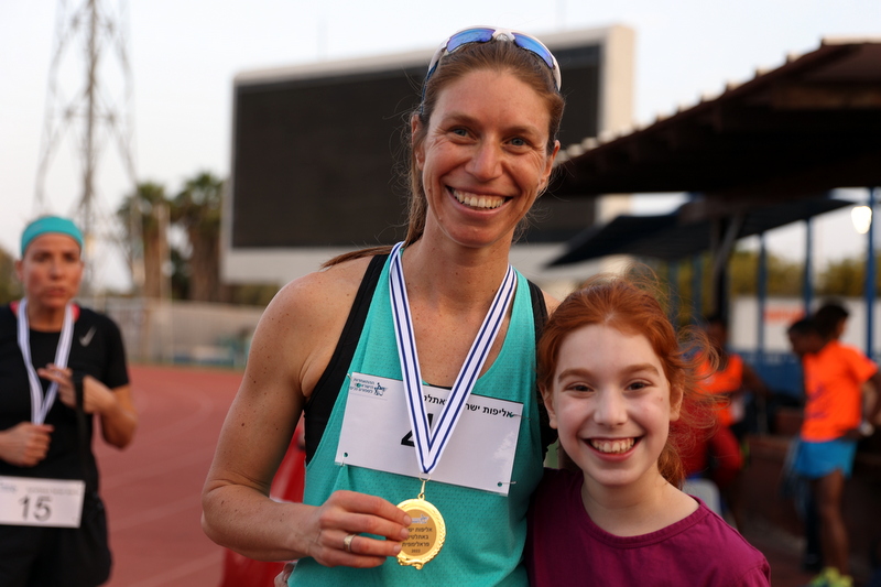סימונה גורן באליפות ישראל באתלטיקה, עם בתה (צילום: שאול אברמוביץ)