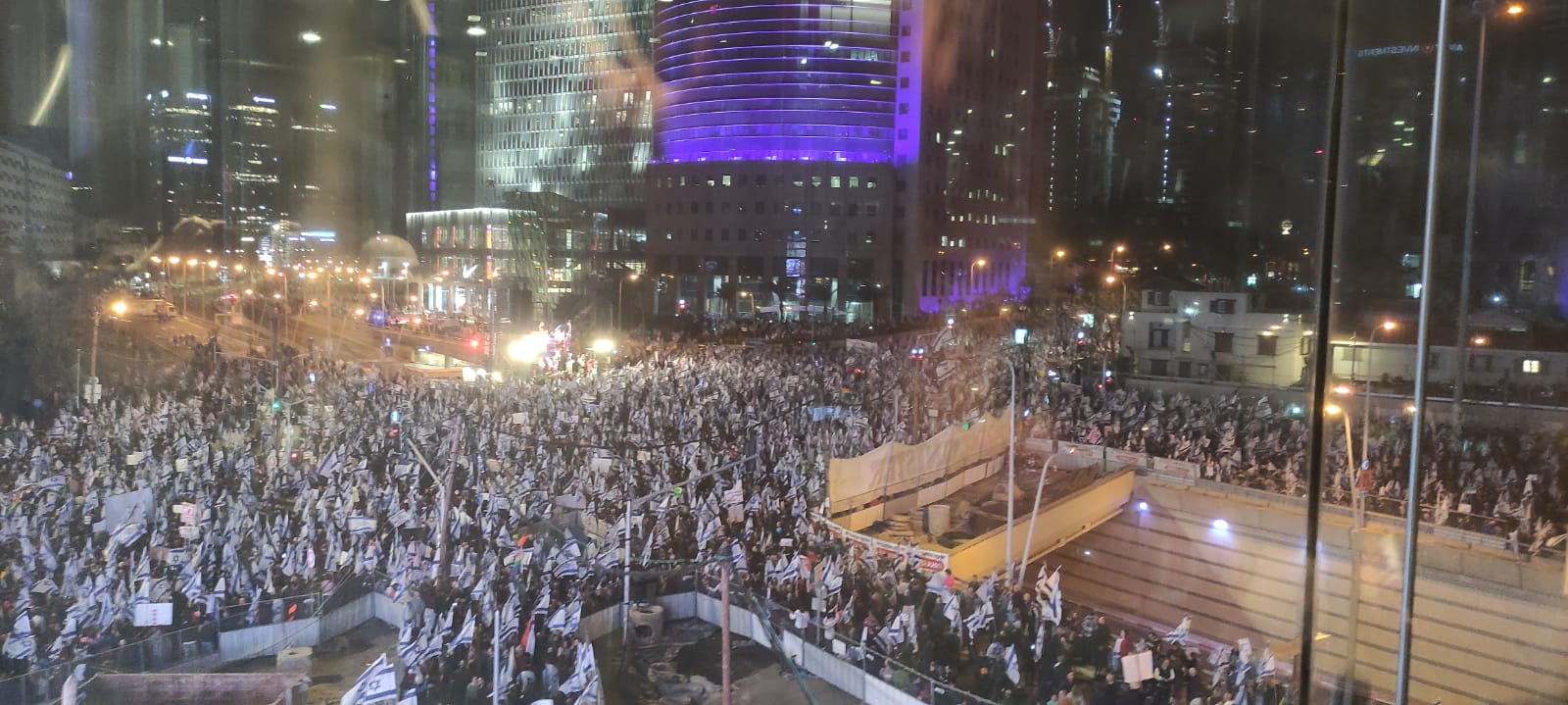 רבבות מפגינים חוסמים את התנועה בהפגנה נגד הרפורמה המשפטית ברחוב קפלן בתל אביב (צילום: ניצן צבי כהן)