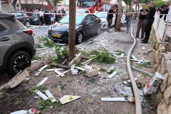 רחוב חיים תורן בפסגת זאב לאחר פיצוץ בלון הגז (צילום: כבאות והצלה)