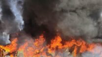 מבנה בית הספר בלוד עולה באש (צילום: כיבוי והצלה איילון)