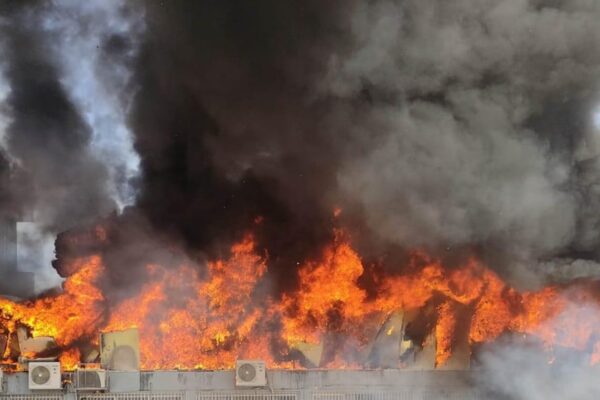 מבנה בית הספר בלוד עולה באש (צילום: כיבוי והצלה איילון)