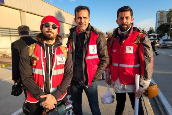 בוראן ארדה סטין (משמאל), מתנדב בסהר האדום הטורקי, עם שני מתנדבים נוספים בדרכם לעיר אינטפ. "אנחנו באים להציל חיים" (צילום: דפנה איזברוך)