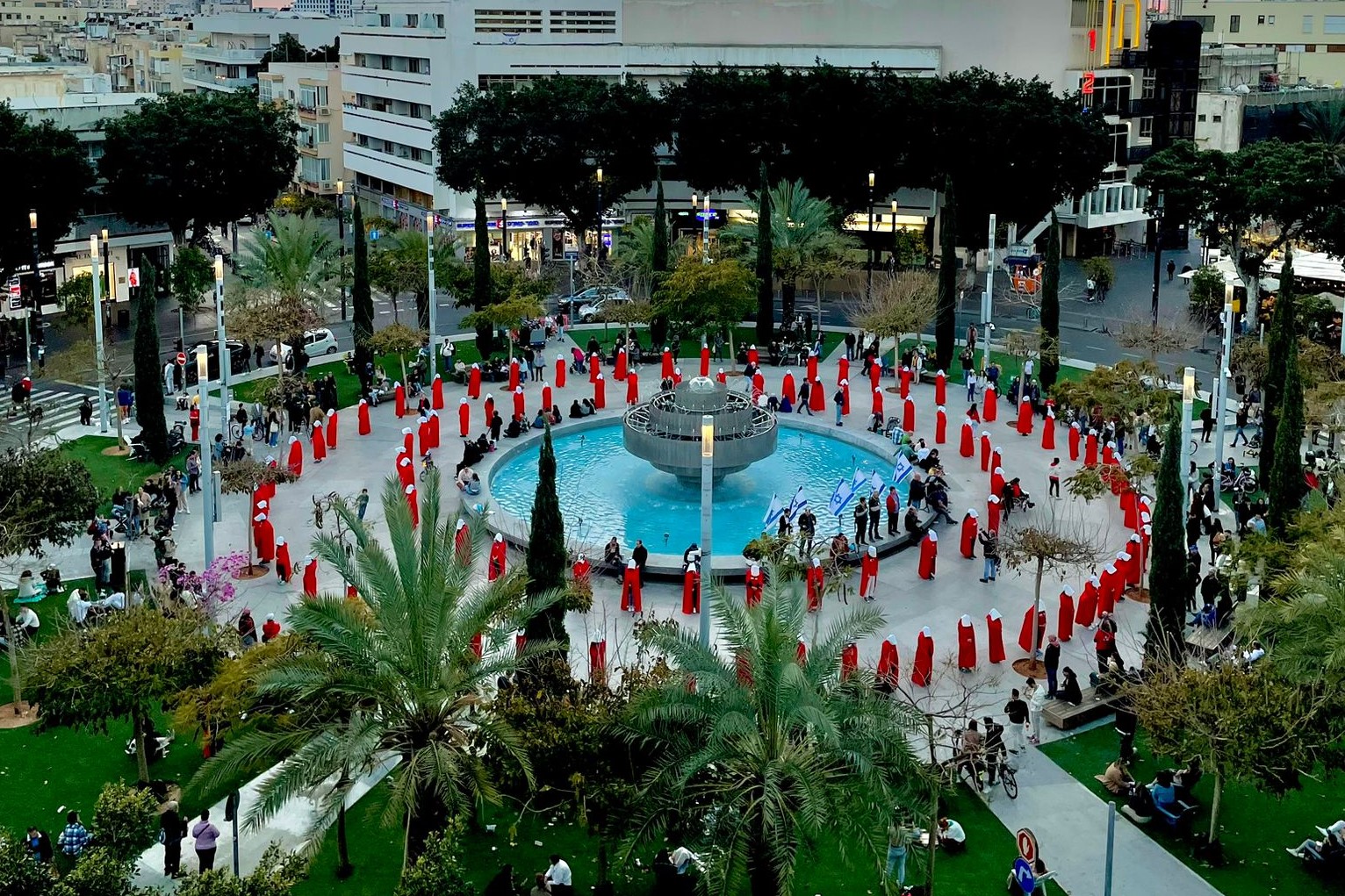 מיצג מחאה נגד הרפורמה המשפטית בכיכר דיזנגוף בתל אביב (צילום: צביקה קליר)