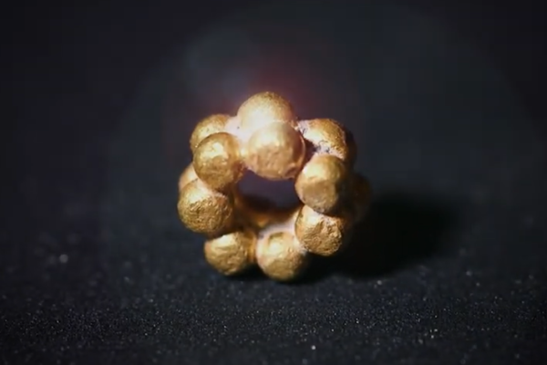 חרוז זהב בן 1600 שנה שנמצא בחפירות בעיר דוד (צילום: קובי הראתי - עיר דוד)