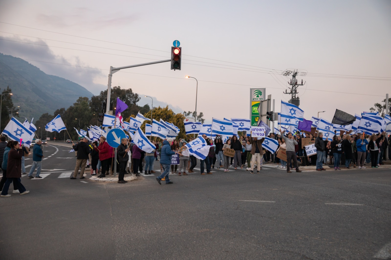 הפגנה נגד הרפורמה המשפטית בצומת גומא, סמוך לקריית שמונה (צילום: יעל קמחי אוראל)