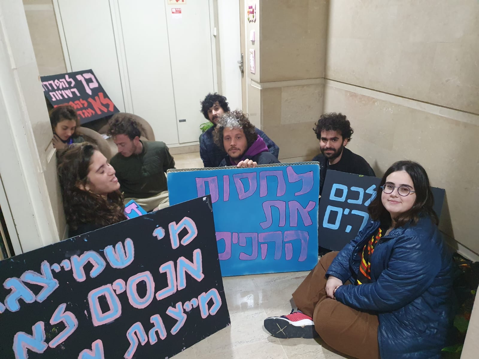 פעילי מחאה חוסמים את הכניסה לביתה של חברת הכנסת טלי גוטליב בגבעת שמואל (צילום: חוסמים את ההפיכה)