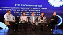 פאנל הסכמי שכר בתקופה של עליית מחירים בכנס אילת לעבודה. מימין: חנן לזימי, יפה בן דויד, יוסי אלקובי, אדם בלומנברג וישי פולק (צילום: ארן דולב)