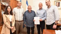 הצדדים במעמד החתימה על  הסכם ההסעדה, פברואר 2023. (צילום: דוברות ההסתדרות)