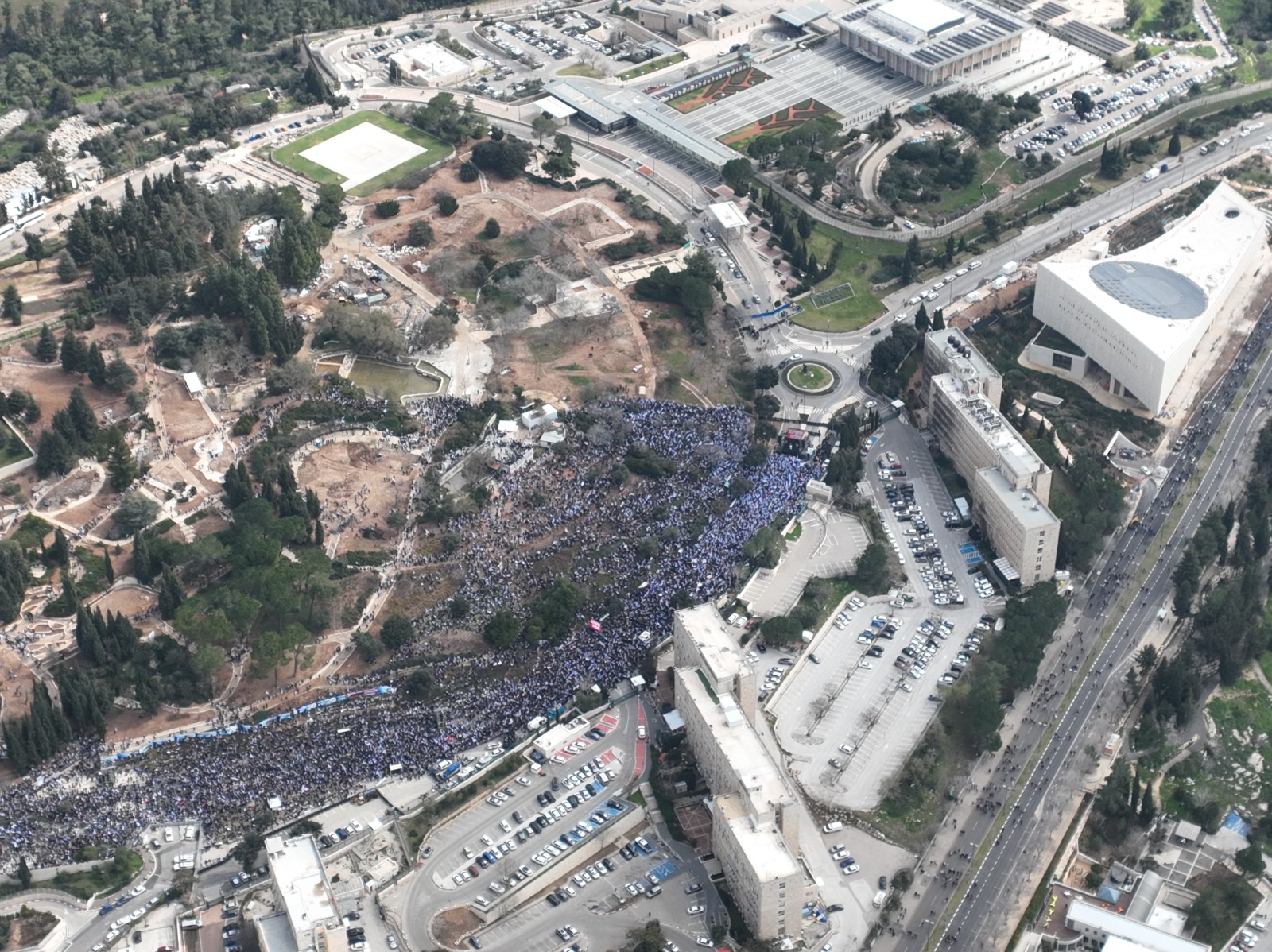 רבבות מפגינים מול הכנסת במחאה על הרפורמה במערכת המשפט (צילום: חומי פוזנר)