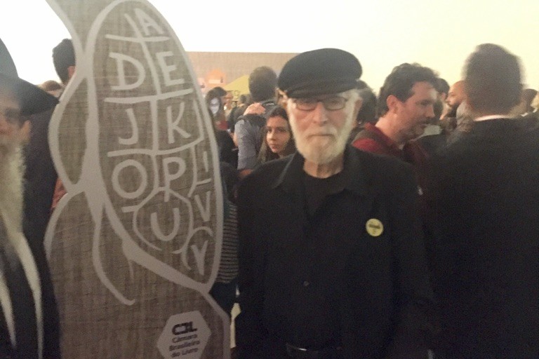 האמן גרשון קניספל, במעמד קבלת פרס ז׳בוטי לספרות על ספרו הרטרוספקטיבי (צילום: ויקימדיה)
