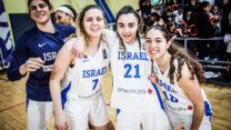 נור כיוף (במרכז) במדי נבחרת ישראל בכדורסל (צילום: איגוד הכדורסל בישראל)