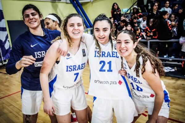 נור כיוף (במרכז) במדי נבחרת ישראל בכדורסל (צילום: איגוד הכדורסל בישראל)