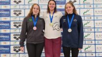 במרכז: אורין גבלן (צילום: לידור גולדברג, איגוד השחייה)