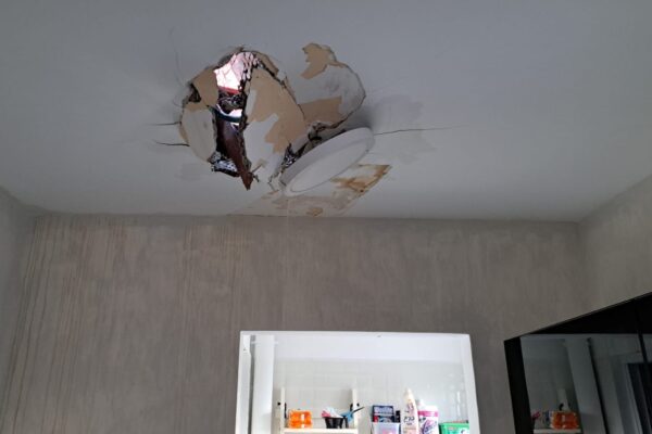 החור בתקרה בטירת הכרמל(צילום: דוברות כבאות והצלה לישראל )